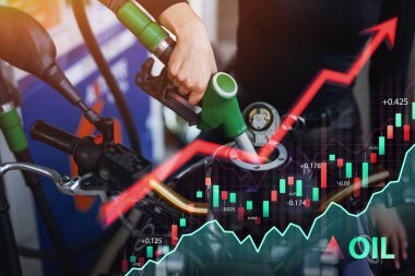 Benzin istasyonunda elinde tabanca olan bir kadının fotoğrafı.