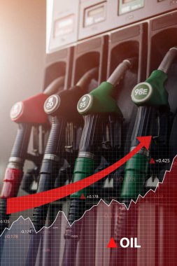 Benzin istasyonunda grafikler ve oklu pompalı tüfek atışı
