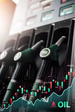 Benzin istasyonunda grafikler ve oklu pompalı tüfek atışı