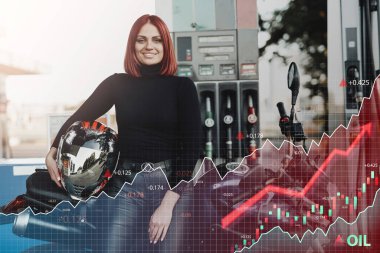 Benzin istasyonunda kaskı ve motosikleti olan mutlu bir kadın.