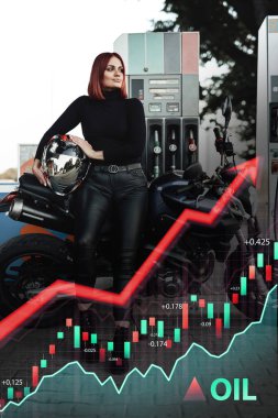 Gündüz vakti motosikletli bir kadın.