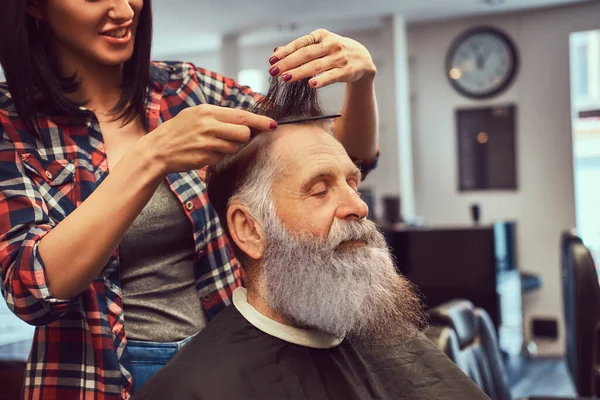 Mulher barbeiro corte hipster idosos com longa barba na barbearia — Fotografia de Stock