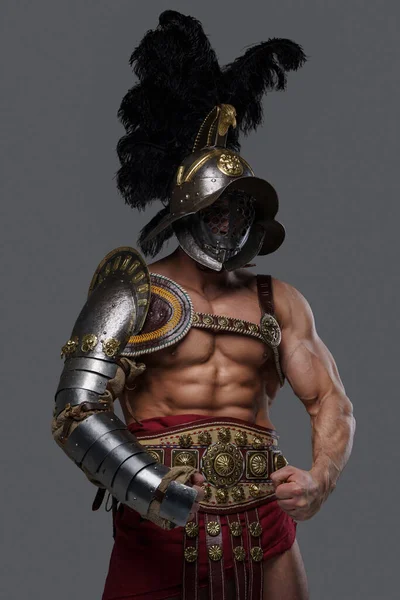 Определенный гладиатор с мускулистым телом, изолированным на сером фоне — стоковое фото