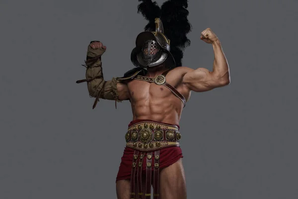Entschlossener Gladiator mit muskulösem Körper auf grauem Hintergrund — Stockfoto