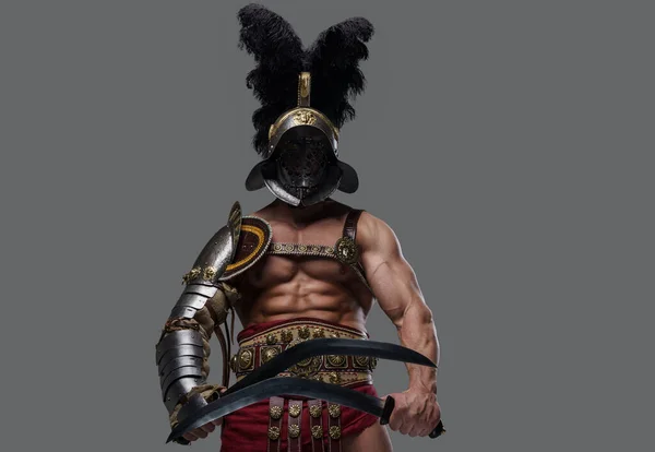 Strzał brutalnego gladiatora z podwójnymi mieczami i pluszowym hełmem — Zdjęcie stockowe