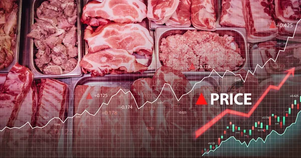 Carne fresca sin cocer dentro del mostrador de la tienda de carne y aumento de precios — Foto de Stock