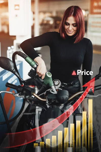 Vreugdevolle vrouw tanken haar motorfiets in tankstation — Stockfoto