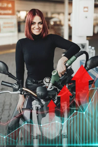 Gioiosa donna che rifornisce la sua moto nella stazione di servizio — Foto Stock