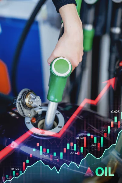 Benzin istasyonunda elinde tabanca olan bir kadının fotoğrafı.