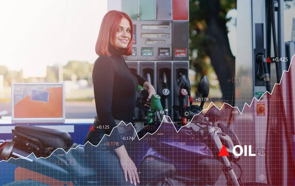 Kobieta na stacji benzynowej z motocyklem w dzień — Zdjęcie stockowe