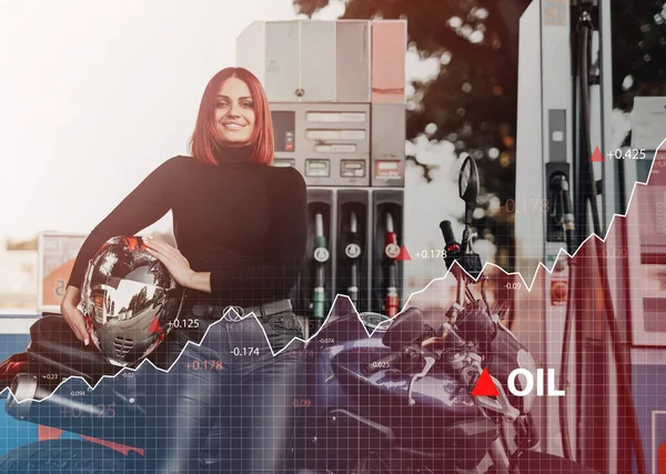 Cieszy kobieta w kasku i motocyklu na stacji benzynowej — Zdjęcie stockowe