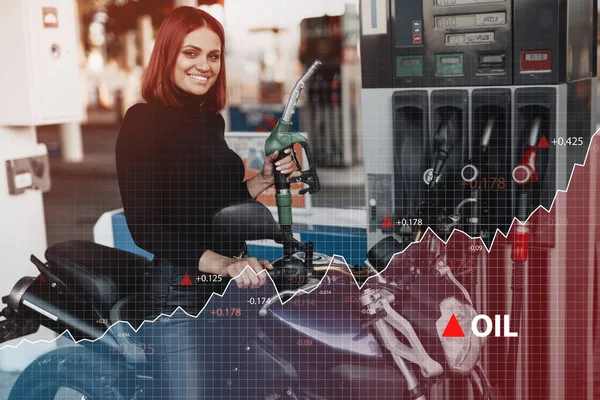 Mujer alegre motociclista alimentando a su motorista en la gasolinera — Foto de Stock