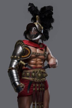 Gri arka plana karşı ikiz kılıçlı üstsüz kolezyum savaşçısı