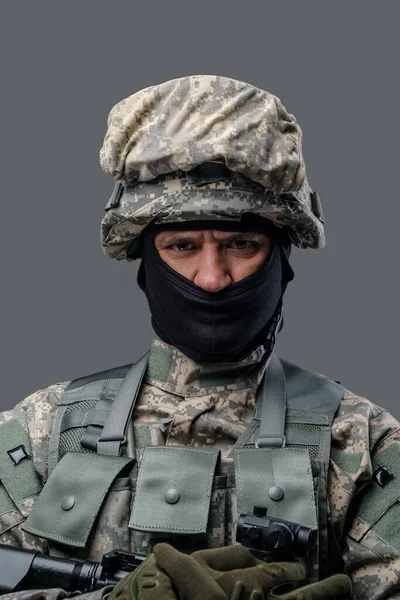 Headshot of bravery soldier dressed in uniform holding rifle — Stok fotoğraf