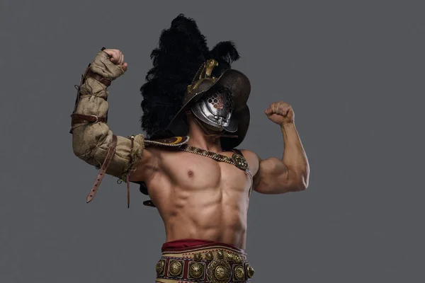 Bepaald gladiator met gespierd lichaam geïsoleerd op grijze achtergrond — Stockfoto