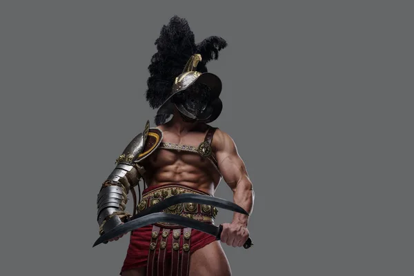 Shot van gespierde gladiator met dubbele zwaarden en gepruimde helm — Stockfoto