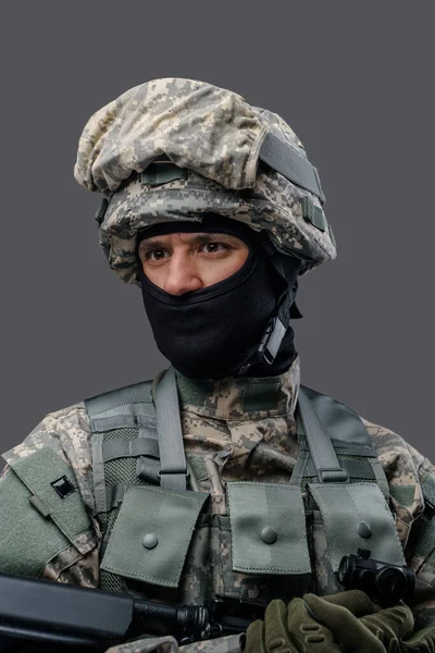 Tiro de cabeça de soldado de bravura vestido de uniforme segurando rifle — Fotografia de Stock