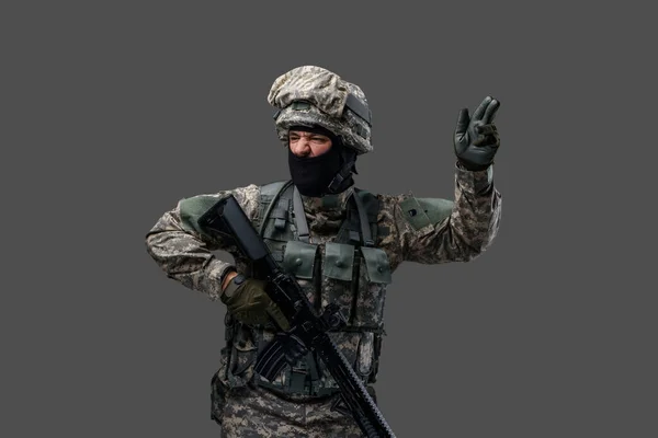 Tiro de soldado combativo com rifle ataque comandante — Fotografia de Stock