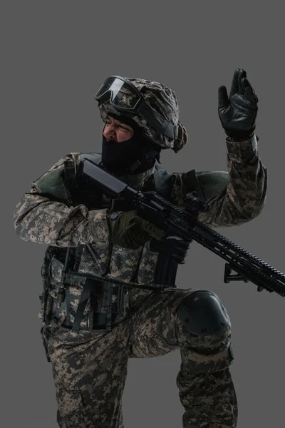 Combative army man with firearm rifle commanding assault — Stockfoto