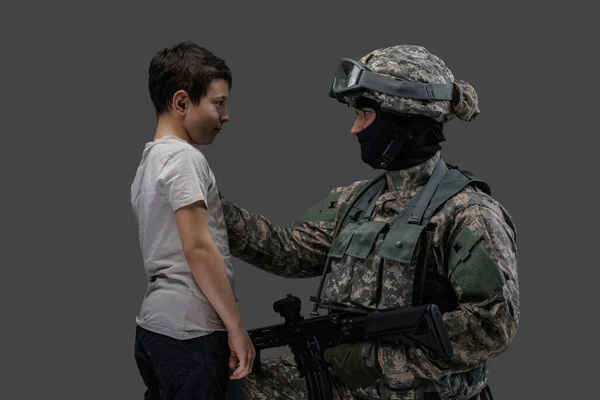 Force spéciale homme de l'armée avec fusil et jeune enfant — Photo