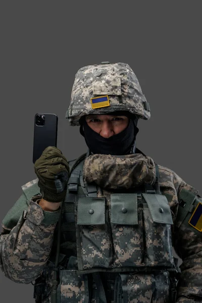 Σοβαρός Ουκρανός στρατιωτικός με κινητό να κοιτάει την κάμερα — Φωτογραφία Αρχείου