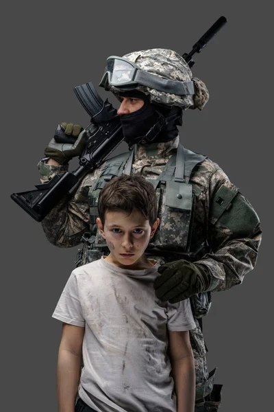 Shot of young kid and brave army man with rifle — Stok fotoğraf