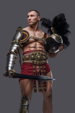 Gladyatörü ve kaskı gri renkte olan muhteşem bir gladyatör.