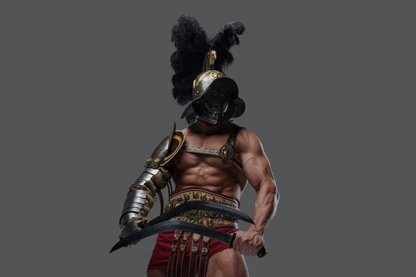 Tiro de gladiador muscular com espadas duplas e capacete de plumed — Fotografia de Stock