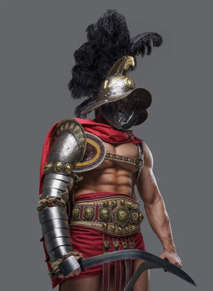 Snygg grekisk gladiator med dubbla svärd och pluggad hjälm — Stockfoto