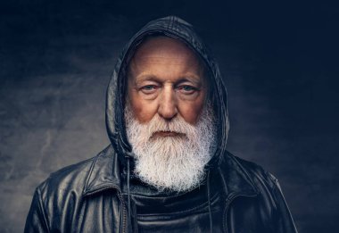 Deri ceketli, kapüşonlu, esmer bir adam.