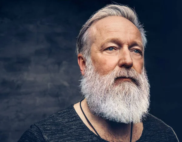 Головний убір бородатого літнього чоловіка зі стильною зачіскою — стокове фото