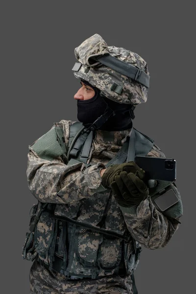 Skjuten av lekfull soldat från ukrainska siktar sin mobiltelefon — Stockfoto