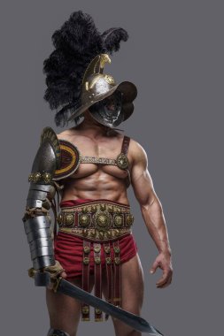 Gri arkaplana karşı gladius 'lu kaslı arena savaşçısı