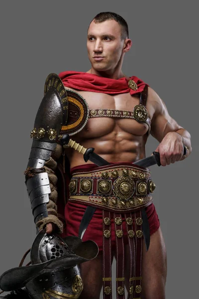 Чемпион римских гладиаторов с красным плащом на сером фоне — стоковое фото