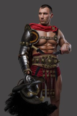Kırmızı pelerinli ve tüylü kasklı efsanevi Romalı gladyatör.