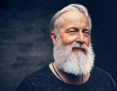 Gri sakallı ve modern saç stili olan neşeli büyükbaba