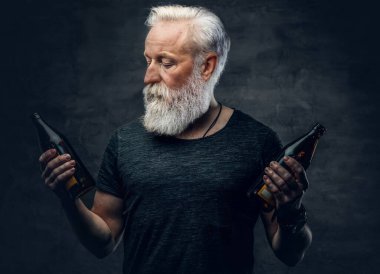 Uzun sakallı büyükbaba elinde iki şişe siyah arka plan tutuyor.