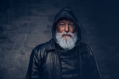 Deri ceketli, kapüşonlu, esmer bir adam.