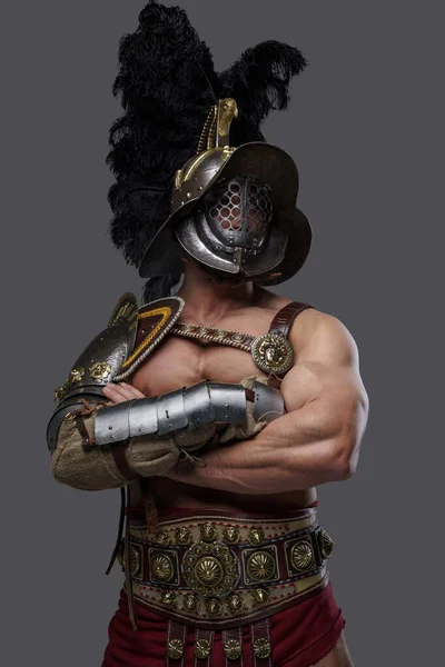 Strong ancient gladiator with crossed arms against gray background — Stockfoto