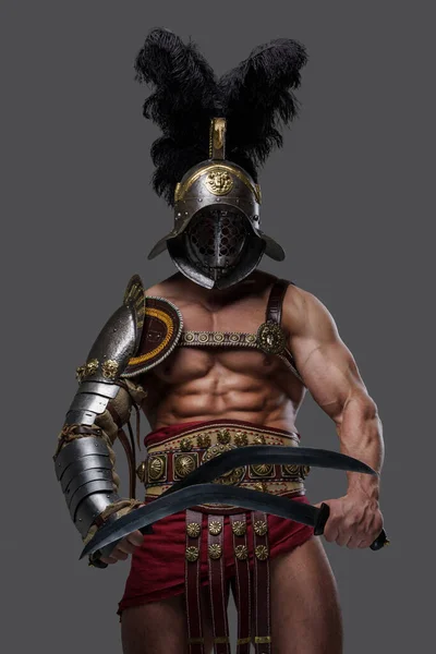 Combatieve gladiator met dubbele zwaarden tegen grijze achtergrond — Stockfoto