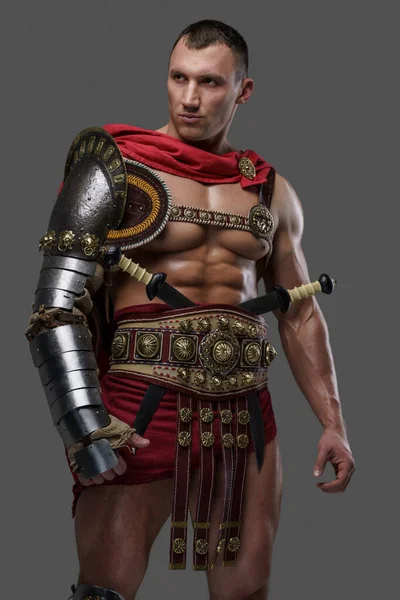 罗马角斗士冠军，红色斗篷，灰色背景 — 图库照片