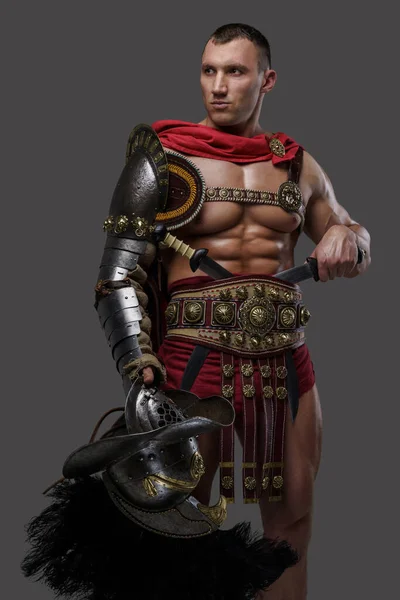 传说中的罗马角斗士，身穿红色斗篷，头戴羽毛头盔 — 图库照片