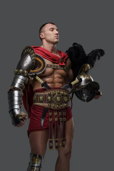 传说中的罗马角斗士，身穿红色斗篷，头戴羽毛头盔 — 图库照片