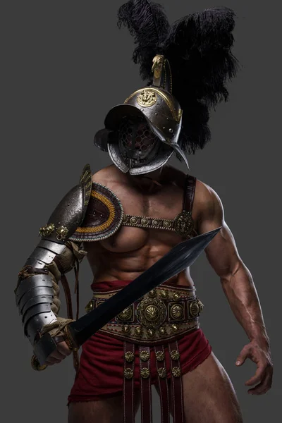 Gri arkaplana karşı gladius 'lu kaslı arena savaşçısı — Stok fotoğraf