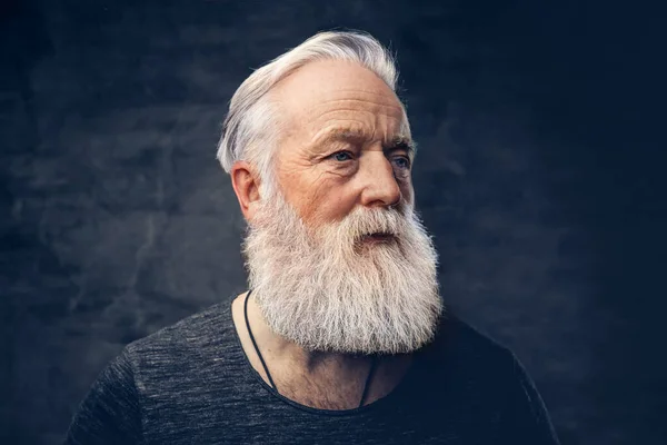 Головний убір бородатого літнього чоловіка зі стильною зачіскою — стокове фото