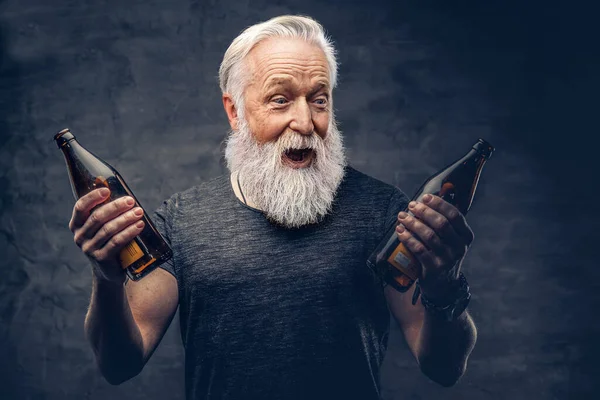Щасливий дід борода тримає дві пляшки на темному фоні — стокове фото