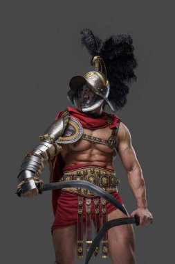 Kasklı ve ikiz kılıçlı vahşi Romalı gladyatör.