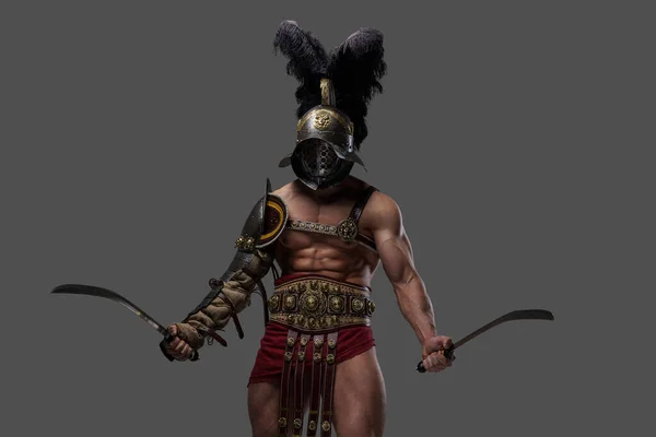 Gladiateur romain agressif avec torse nu double brandissant des épées — Photo