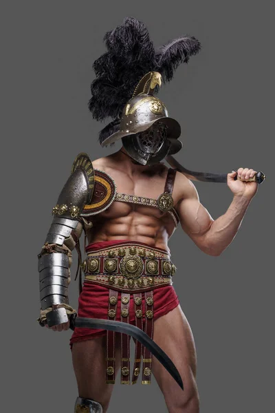 Walczący gladiator z podwójnymi mieczami na szarym tle — Zdjęcie stockowe