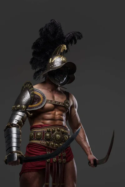 Tüylü miğferi ve iki kılıcı olan savaşçı Romalı gladyatör. — Stok fotoğraf